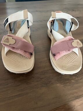 Flower Mountain women’s sandals size 8US Value $300
Worn once
